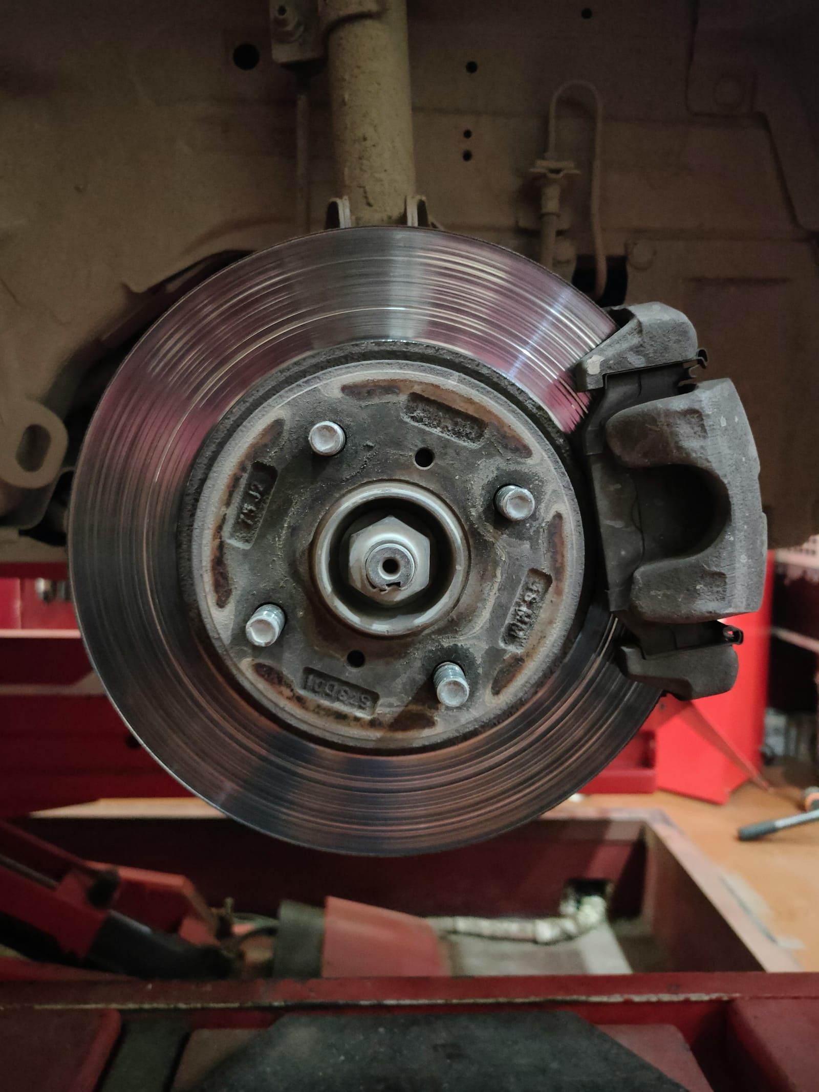 Disque et étrier de frein d’une roue avant démontée